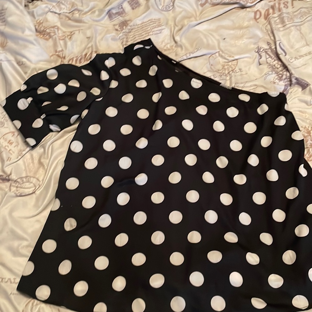 Black polka dot half sleeve